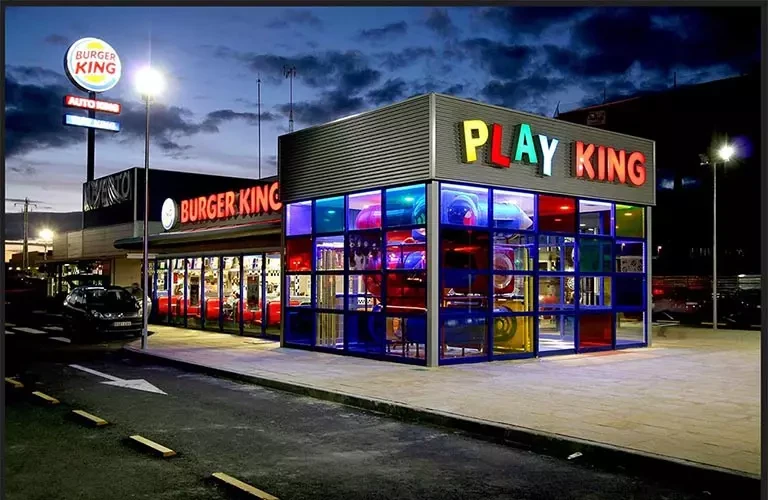 Fotografía de un espacio comercial al anochecer